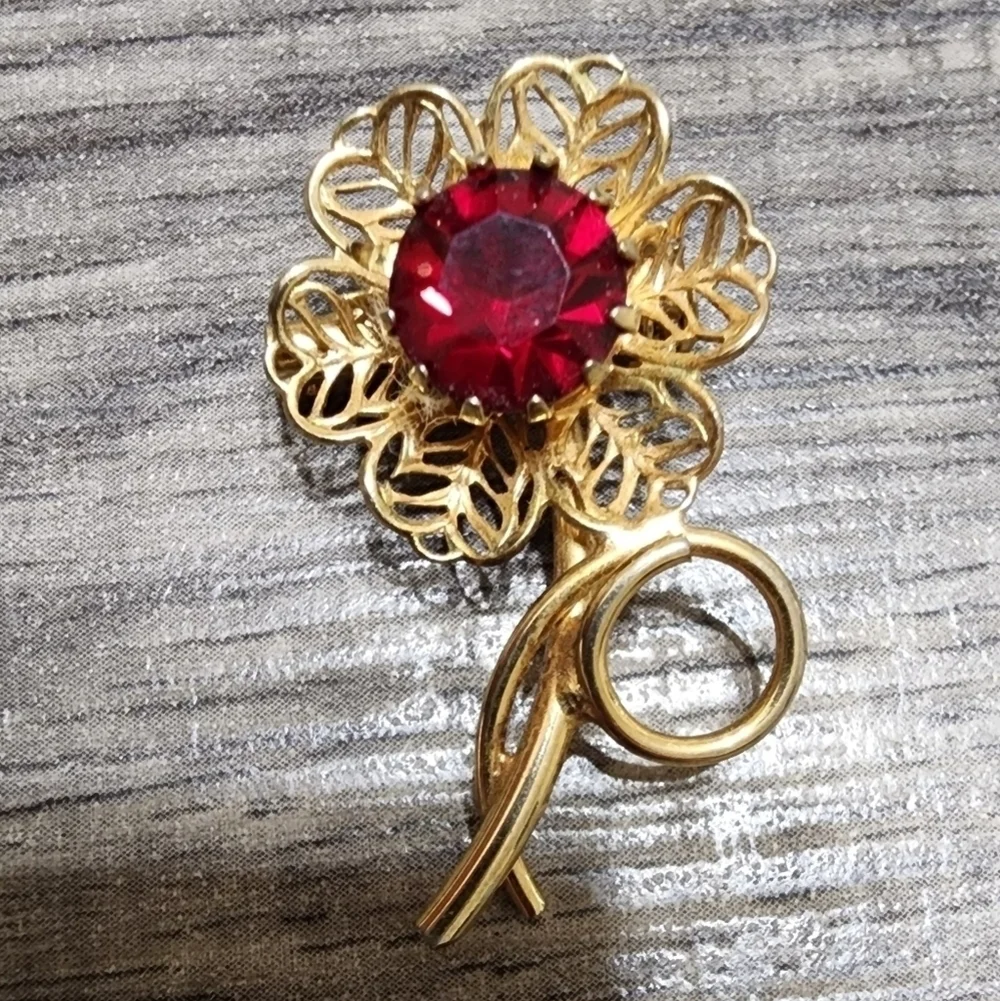 Vintage Brooch Gold Tone Flower with Ruby Red Rhinestone